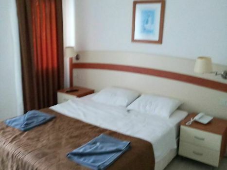 Прибирання території басейну